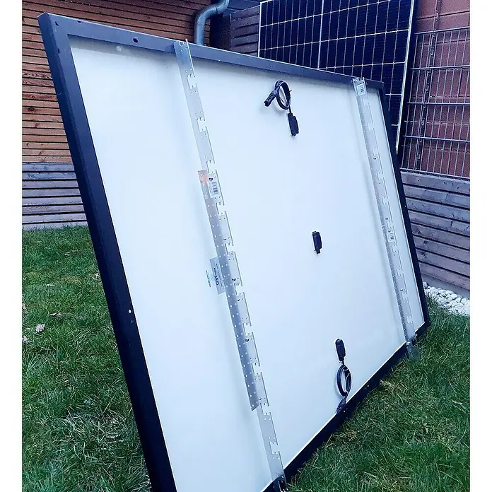 BRIGX Winkel - L x B x H: 596 x 40 x 20 mm, Passend für: Stabmatten - Das Bild zeigt eine Rückansicht eines Solarmoduls mit Montagevorrichtungen, das auf einer Rasenfläche steht.