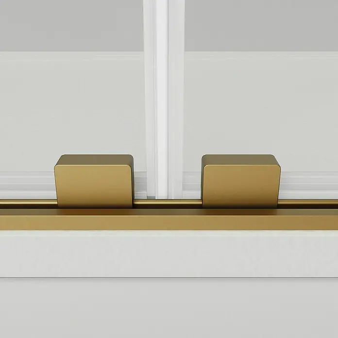 GME Mampara de ducha frontal Twenty Spazio - 160 x 195 cm, Espesor de vidrio: 6 mm, Oro - Primer plano de una cabina de ducha con herrajes dorados y paneles de vidrio transparente. Diseño de baño elegante con toques modernos.