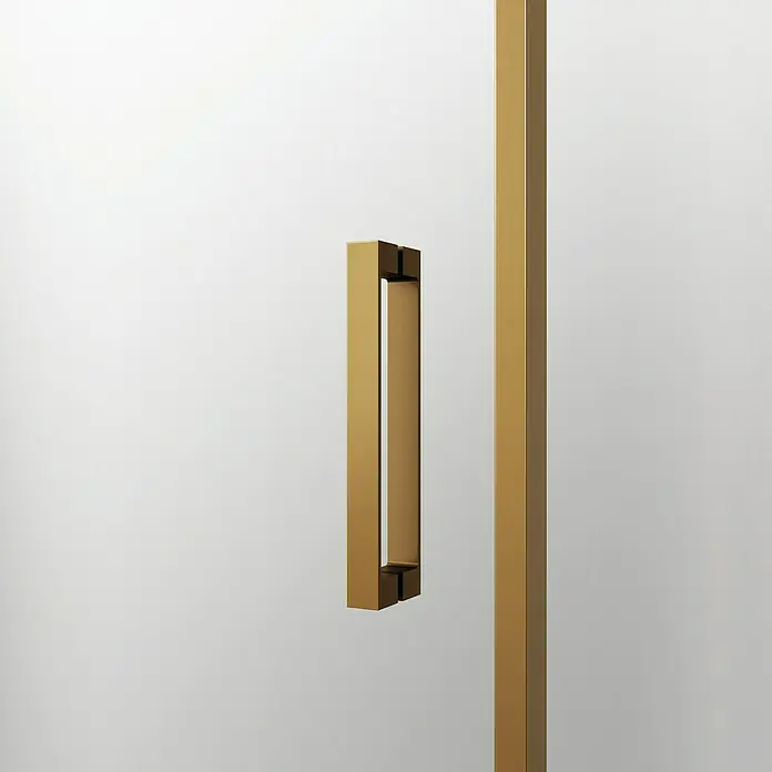 GME Mampara de ducha esquinera Twenty Angular - L x An x Al: 70 x 70 x 195 cm, Vidrio transparente, Oro - Primer plano de un tirador de puerta rectangular dorado sobre una puerta clara.