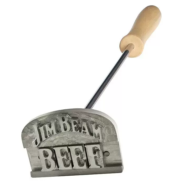 Jim Beam Grillbesteck - Länge: 42 cm - Metall-Brandstempel mit 'JIM BEAM BEEF'-Gravur, langem Stiel und Holzgriff.