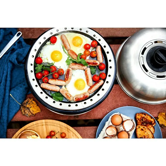 Cobb Grillpfanne - Durchmesser: 30,4 cm, Höhe: 1,9 cm - Nahaufnahme eines runden Grills mit Spiegeleiern, Würstchen, Tomaten und Rucola, umgeben von Frühstücksbeilagen und herbstlichen Akzenten.