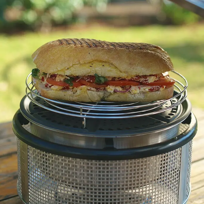Cobb GrillrostDurchmesser: 28,5 cm - Gegrilltes Panini-Sandwich auf einem tragbaren Tischgrill. Köstliche Mahlzeit im Freien, perfekt zubereitet.