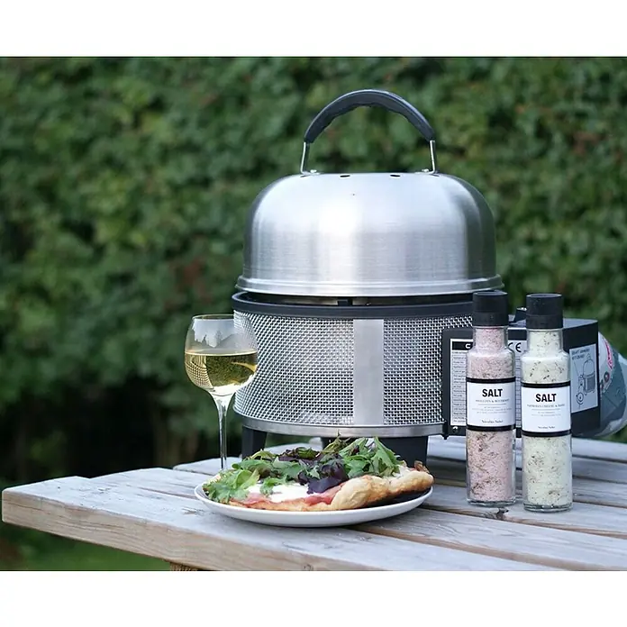Cobb Gasgrill Deluxe - Durchmesser Grillfläche: 32 cm, 1,23 kW, Anzahl Brenner: 1 - Bild eines tragbaren Grills mit Speisen und Getränken, der die Vielseitigkeit des Produkts hervorhebt.