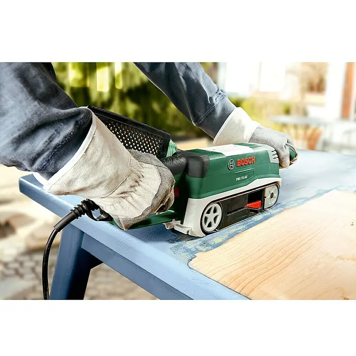 Bosch Lijadora de banda eléctrica de sobremesa PBS 75 AE - 750 W - La lijadora de banda Bosch PBS 75 AE se utiliza para lijar una mesa azul. Una herramienta potente para proyectos de bricolaje.