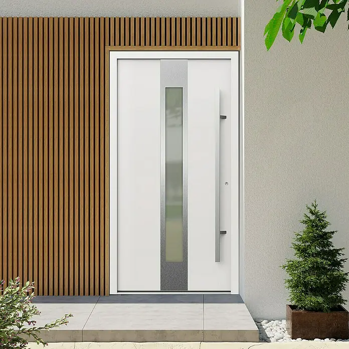 Gerda Haustür Thermo Prime 75 Hanover - 110 cm x 210 mm, DIN Anschlag: Rechts, Weiß, Details in Edelstahl - Elegante weiße Haustür mit senkrechtem Glaseinsatz und langem, silberfarbenem Griff, eingebettet in eine moderne Fassade mit Holzverkleidung.