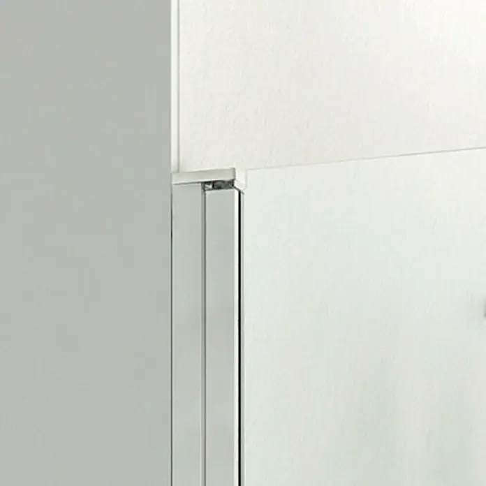 GME Mampara de ducha esquinera Open Combi A - L x An x Al: 70 x 70 x 195 cm, Plata brillo - Primer plano de una mampara de ducha moderna con líneas limpias y accesorios cromados, destacando su diseño minimalista.