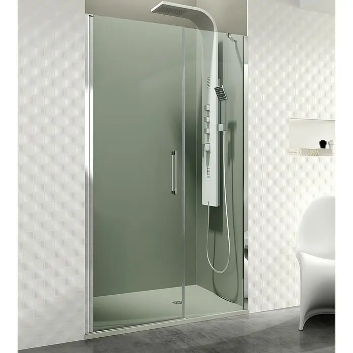 GME Mampara de ducha frontal Open Combi E - 115 x 195 cm, Espesor de vidrio: 6 mm, Plata brillo, An x Al: 115 (50/65) x 195 cm - Un baño moderno con una ducha a ras de suelo, con una puerta de vidrio y un panel de ducha multifunción blanco.
