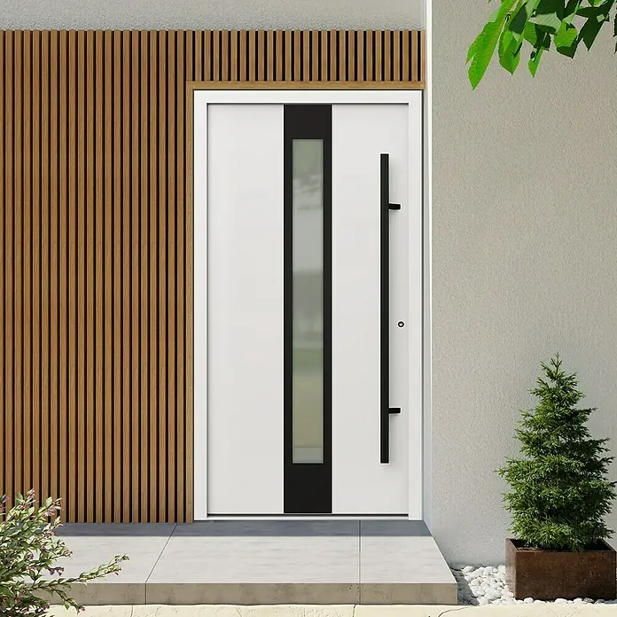Gerda Haustür Thermo Prime 75 Hanover110 cm x 210 mm, DIN Anschlag: Rechts, Weiß, Schwarze Details - Modernes Haustürdesign in Weiß mit schwarzen Akzenten und langem Griff, umgeben von Holzverkleidung und dezentem Grün.
