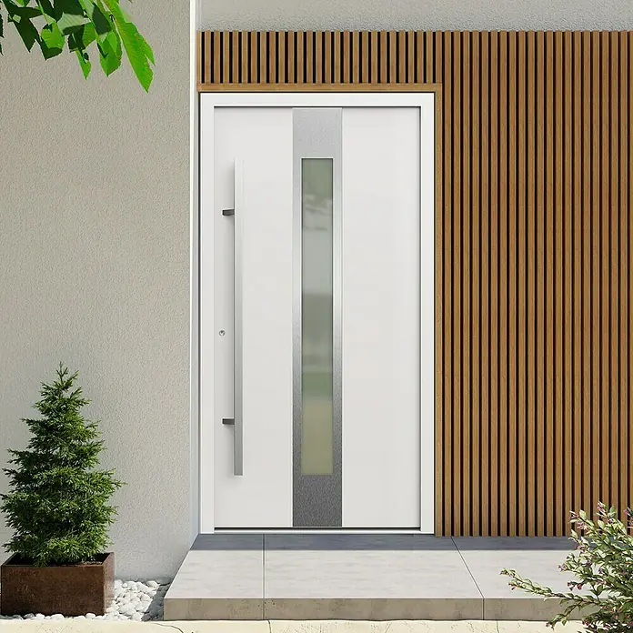 Gerda Haustür Thermo Prime 75 Hanover100 cm x 210 mm, DIN Anschlag: Links, Weiß, Details in Edelstahl - Eine moderne Haustür in Weiß mit einem vertikalen Glaselement und einem langen, silbernen Griff, umgeben von einer Holzverkleidung.