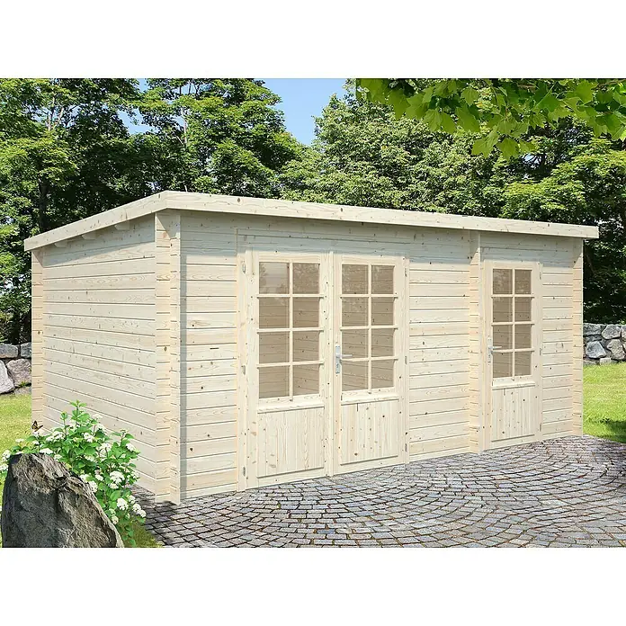 Palmako Gartenhaus Ella - Außenmaß inkl. Dachüberstand (B x T): 477 x 340 cm, Holz, Transparet - Ein helles Holzgartenhaus mit Doppeltür und Fenster, umgeben von Grün. Das Haus bietet Stauraum und einen hellen, einladenden Raum im Garten.