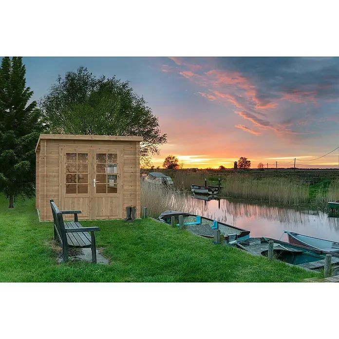 Palmako Gartenhaus Ella - Außenmaß inkl. Dachüberstand (B x T): 264 x 340 cm, Holz, Braun - Holzgartenhaus mit Doppeltüren, neben einem ruhigen Kanal bei Sonnenuntergang. Das Gartenhaus bietet einen gemütlichen Rückzugsort in der Natur.
