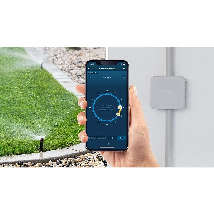 Bosch Smart Home Relais-Modul - 230 V, 2.400 MHz - 2.483,5 MHz - Rasenbewässerung per App steuern: Das Bild zeigt ein Smartphone mit einer App zur Steuerung der Rasenbewässerung neben einem Steuergerät.