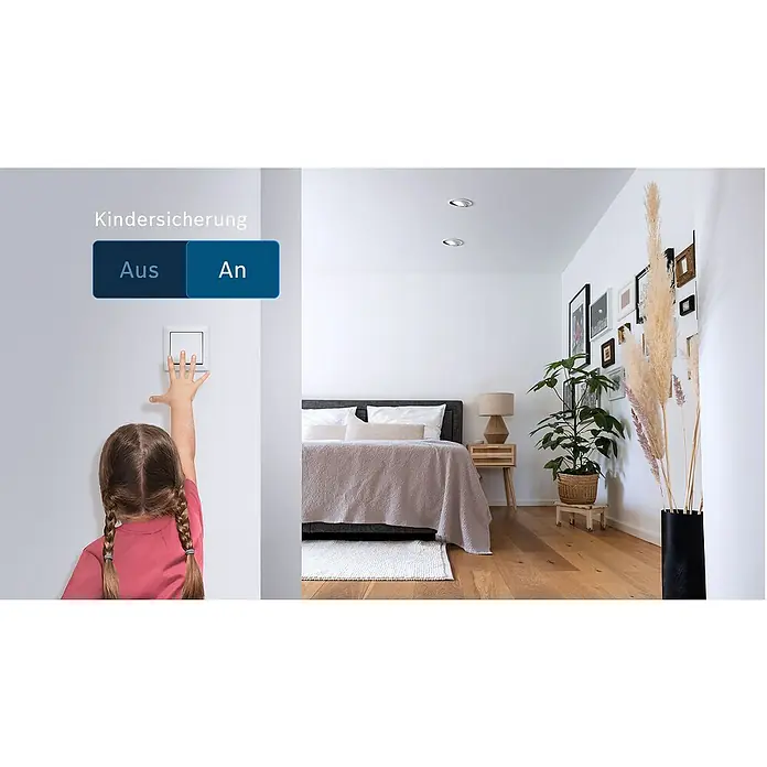 Bosch Smart Home Relais-Modul - 230 V, 2.400 MHz - 2.483,5 MHz - Kindersicherung im Schlafzimmer: Ein Kind versucht, einen Lichtschalter zu erreichen, während die Kindersicherung aktiviert ist.