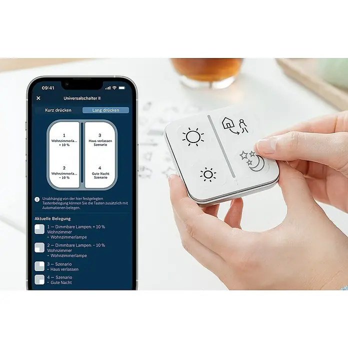 Bosch Smart Home Universalschalter II - Batteriebetrieben - Smart Home Steuerung: Nahaufnahme eines Telefons mit App-Oberfläche und einer Universalfernbedienung für smarte Hausautomation.