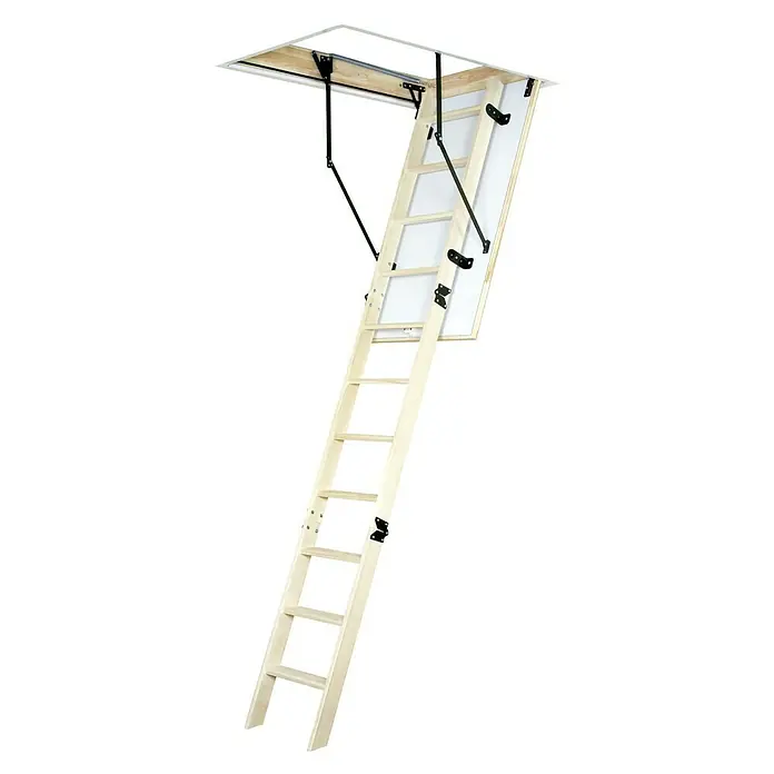 Star Stairs Bodentreppe Star Comfort - 120 x 60 cm, Wärmedämmung: 1,22 W/(m²K) - Eine Dachbodentreppe mit Holzstufen und schwarzen Metallbeschlägen, die an einer weißen Klappe befestigt ist, hängt herab.