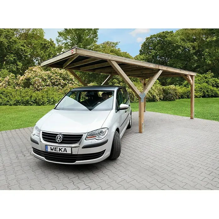 Weka Carport - Außenmaß inkl. Dachüberstand (B x T): 3,06 x 6,06 m, Einzelcarport, Kesseldruckimprägniert, Materialspezifizierung Dach: PVC - Modernes Carport aus Holz mit einem silbernen Auto darunter, das Schutz vor den Elementen bietet. Solide Konstruktion für zuverlässigen Wetterschutz.