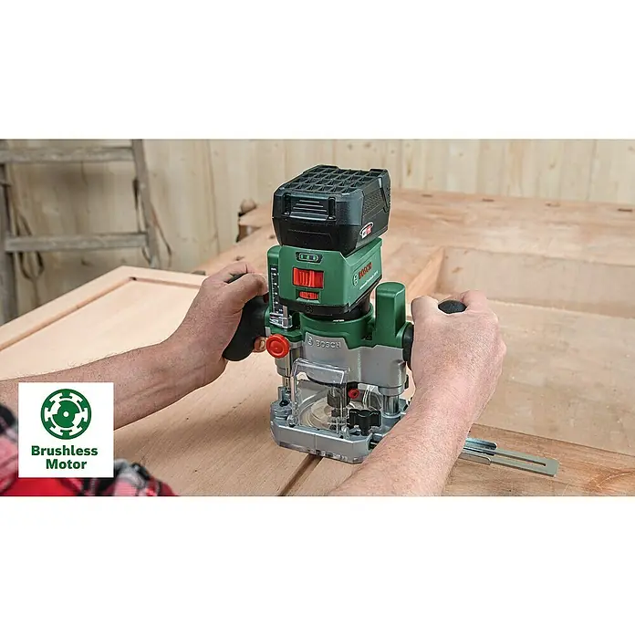 Bosch Power for All 18V Akku-Kantenfräser AdvancedTrimRouter 18V-8 Set - Ohne Akku, Leerlaufdrehzahl: 10.000 U/min - 30.000 U/min - Nahaufnahme einer Person, die eine kabellose Bosch AdvancedTrimRouter 18V-8 Akku-Oberfräse auf einem Holztisch verwendet.