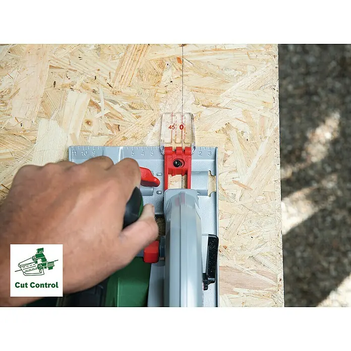 Bosch Power for All 18V Akku-Handkreissäge UniversalCirc 18V-53 - 18 V, 1 Akku, 4.300 U/min, Durchmesser Sägeblatt: 160 mm - Ein Mann benutzt eine Handkreissäge mit Führungsschiene, um ein Holzbrett zu schneiden. Die Führungsschiene sorgt für präzise Schnitte.