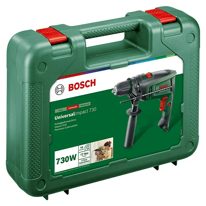 Bosch Universal Schlagbohrmaschine UniversalImpact 730 - 730 W, Max. Schlagzahl: 48.000 /min - Bild eines Bosch UniversalImpact 730 Schlagbohrers im grünen Werkzeugkoffer mit rotem Verschluss. Kompaktes Werkzeug für Heimwerker.