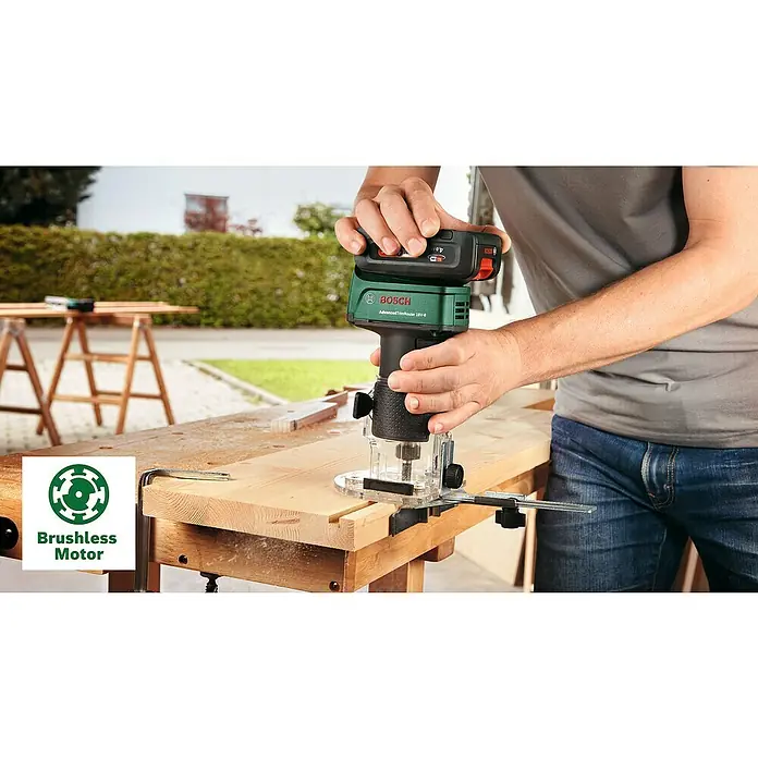 Bosch Power for All 18V Akku-Kantenfräser AdvancedTrimRouter 18V-8 Set - Ohne Akku, Leerlaufdrehzahl: 10.000 U/min - 30.000 U/min - Eine Person benutzt einen Bosch AdvancedTrimRouter 18V-8 Akku-Router an einem Werkstück. Das Werkstück ist mit einer Klemme befestigt.