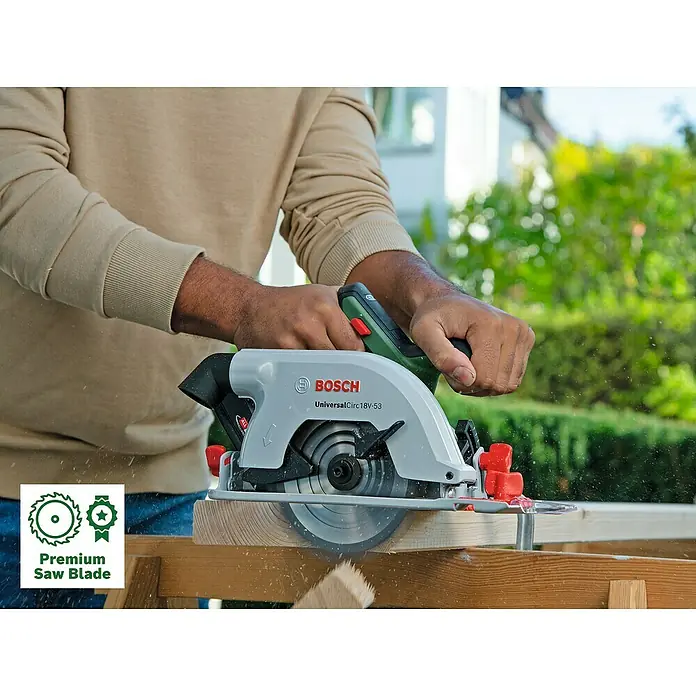 Bosch Power for All 18V Akku-Handkreissäge UniversalCirc 18V-53 - 18 V, 1 Akku, 4.300 U/min, Durchmesser Sägeblatt: 160 mm - Ein Mann benutzt eine Bosch UniversalCirc 18V-53 Akku-Kreissäge, um ein Holzbrett zu schneiden. Die Säge hat eine Premium Sägeblatt.
