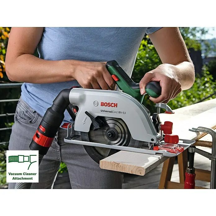 Bosch Power for All 18V Akku-Handkreissäge UniversalCirc 18V-53 - 18 V, 1 Akku, 4.300 U/min, Durchmesser Sägeblatt: 160 mm - Eine Bosch UniversalCirc 18V-53 Akku-Kreissäge in Aktion, mit Staubsaugeranschluss für sauberes Arbeiten. Perfekt für präzise Holzschnitte.