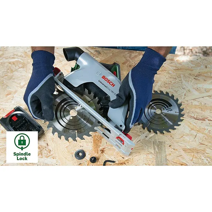 Bosch Power for All 18V Akku-Handkreissäge UniversalCirc 18V-53 - 18 V, 1 Akku, 4.300 U/min, Durchmesser Sägeblatt: 160 mm - Eine Bosch UniversalCirc 18V-53 Akku-Kreissäge mit Bediener, Sägeblättern und Zubehör auf einer Holzoberfläche.