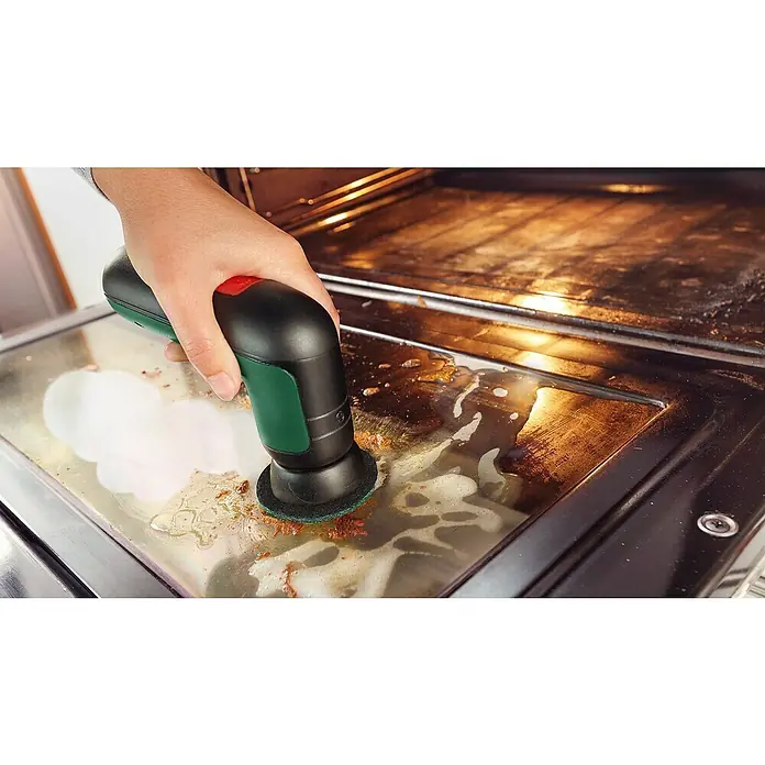 Bosch Akku-Reinigungsbürste UniversalBrush - 14 -tlg., 3,6 V, 2 Ah - Ein Akkuschrubber wird verwendet, um hartnäckige Speisereste und Fett aus dem Inneren eines Ofens zu entfernen, um eine saubere Oberfläche zu erhalten.