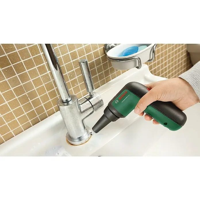 Bosch Akku-Reinigungsbürste UniversalBrush - 14 -tlg., 3,6 V, 2 Ah - Der Bosch UniversalBrush reinigt eine Armatur im Badezimmer mit einem Bürstenaufsatz, um hartnäckigen Schmutz zu entfernen.