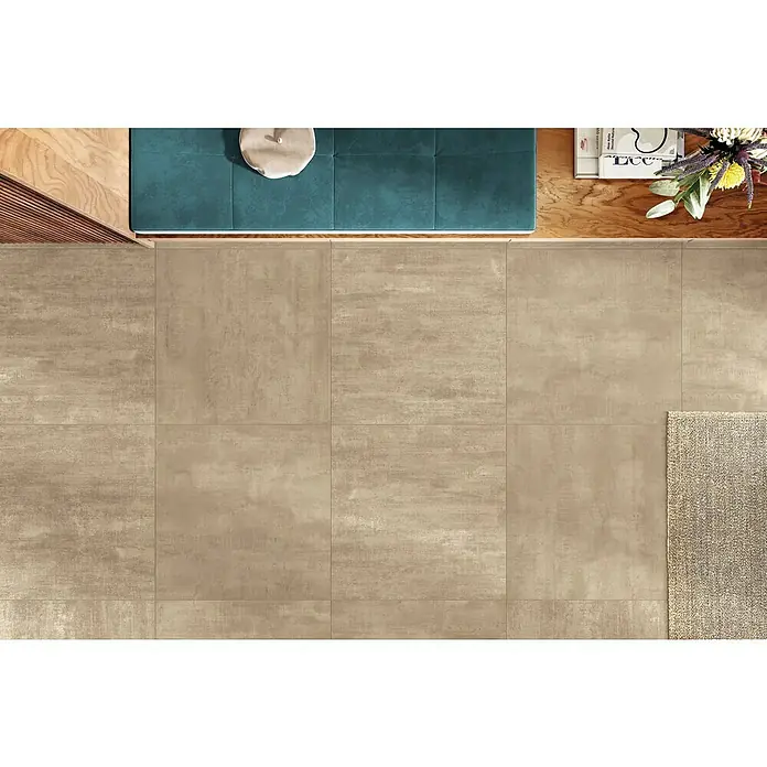 Atlas Concorde Solution Yorkshire Feinsteinzeugfliese Clay - 60 x 60 cm, Braun, Matt - Nahaufnahme von beigen Bodenfliesen, die ein modernes und elegantes Interieur zeigen, mit einem Hauch von Luxus und zeitloser Ästhetik.