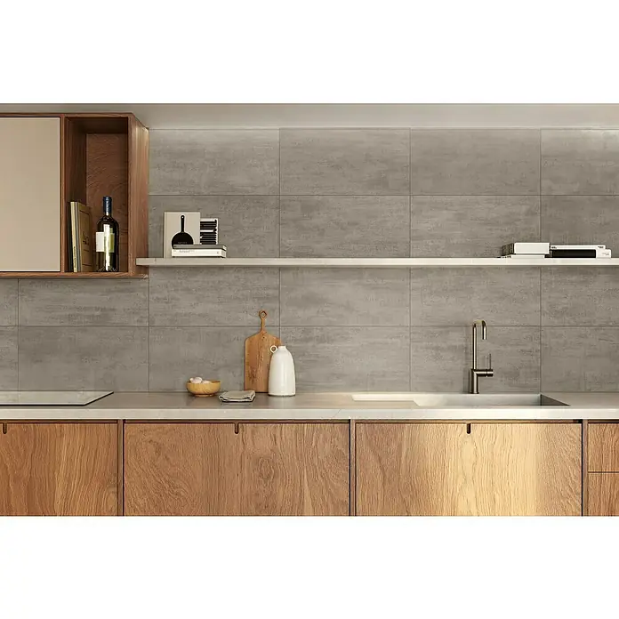 Atlas Concorde Solution Yorkshire Feinsteinzeugfliese Ash - 30 x 60 cm, Grau, Matt - Eine moderne Küche mit Holzschränken und grauen Fliesen. Eine elegante und funktionale Küchengestaltung für den stilvollen Haushalt.