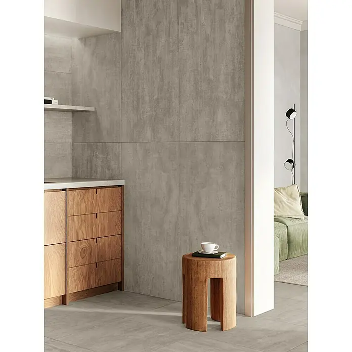 Atlas Concorde Solution Yorkshire Feinsteinzeugfliese Ash - 60 x 120 cm, Grau, Matt - Diese Nahaufnahme zeigt einen Holzhocker mit einer Tasse darauf in einem modernem Küchen- und Wohnbereich mit neutralen Farben.