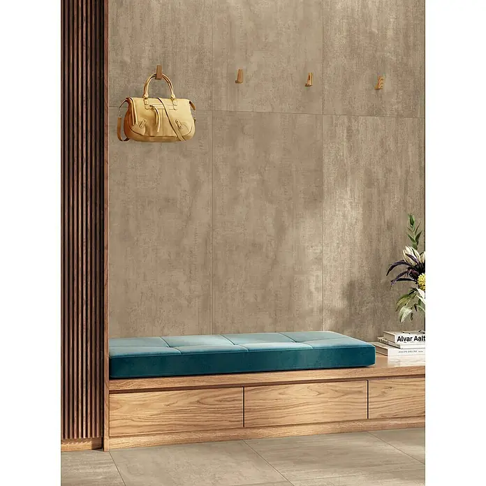 Atlas Concorde Solution Yorkshire Feinsteinzeugfliese Clay - 60 x 120 cm, Braun, Matt - Edle Handtasche aus Leder, aufgehängt an einer Holzgarderobe über einer stilvollen Bank mit blauem Kissen und Holzschubladen.
