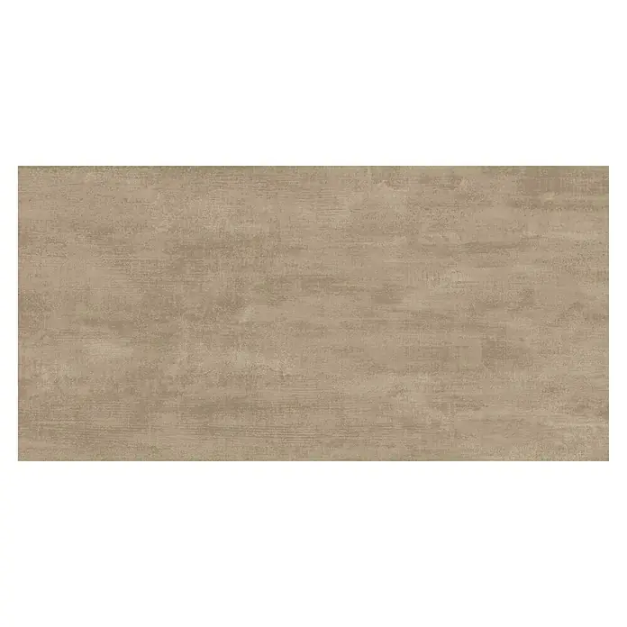 Atlas Concorde Solution Yorkshire Feinsteinzeugfliese Clay - 60 x 120 cm, Braun, Matt - Bild eines sandfarbenen Keramikprodukts mit einer zarten, gealterten Holzstruktur, ideal für moderne Innenräume.