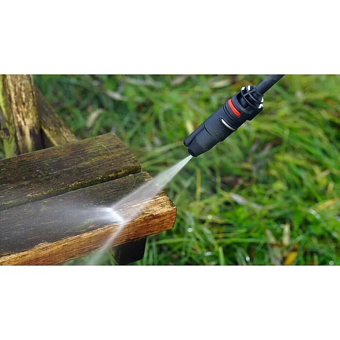 Bosch Power for All 36V Akku-Hochdruckreiniger UniversalAquatak 36V-100 - 5 -tlg., 36 V, Ohne Akku - Ein Hochdruckreiniger wird verwendet, um eine Holzoberfläche zu reinigen. Das Wasser spritzt und säubert das Holz von Schmutz und Ablagerungen.