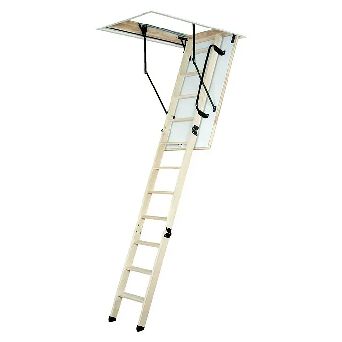 Star Stairs Bodentreppe Star Nordic - 120 x 70 cm, Wärmedämmung: 0,36 W/(m²K) - Eine Dachbodentreppe mit Holzrahmen und weißen Stufen ist in geöffneter Position zu sehen. Die Treppe ist mit schwarzen Metallbeschlägen ausgestattet.