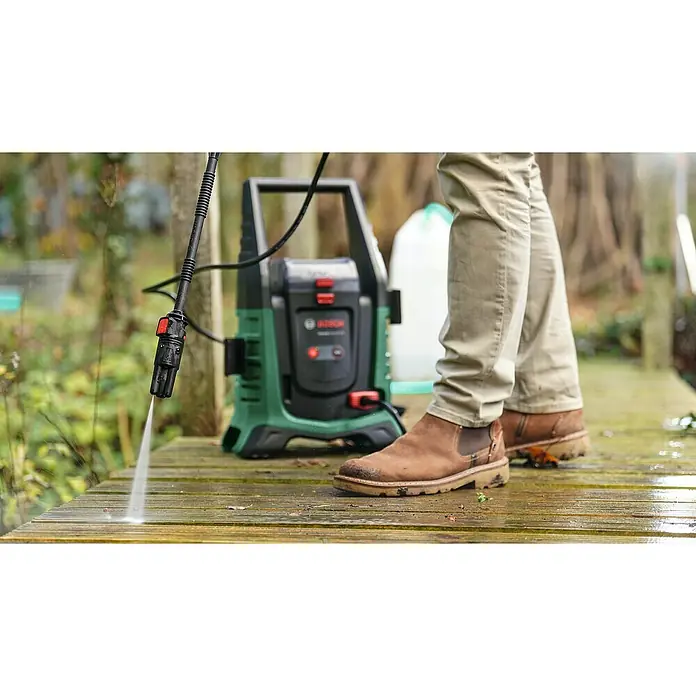Bosch Power for All 36V Akku-Hochdruckreiniger UniversalAquatak 36V-100 - 5 -tlg., 36 V, Ohne Akku - Ein Bosch Hochdruckreiniger im Einsatz, der eine Holzoberfläche säubert. Perfekt für die Reinigung von Terrassen und Gartenmöbeln.