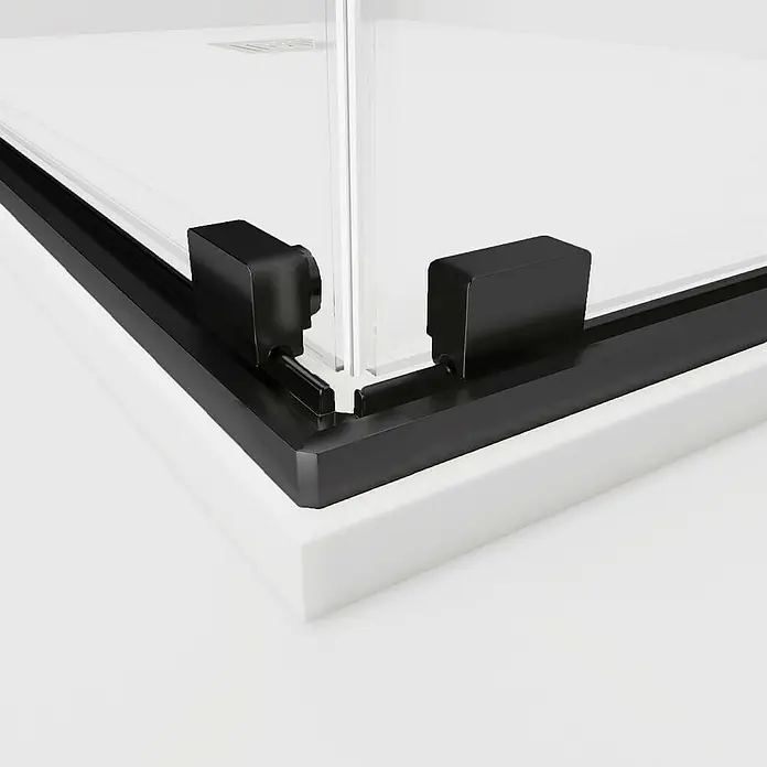 GME Mampara de ducha esquinera Twenty Angular - L x An x Al: 70 x 70 x 195 cm, Vidrio transparente, Negro - Primer plano de una cabina de ducha con elegantes herrajes negros sobre un fondo blanco, resaltando su diseño moderno y líneas limpias.