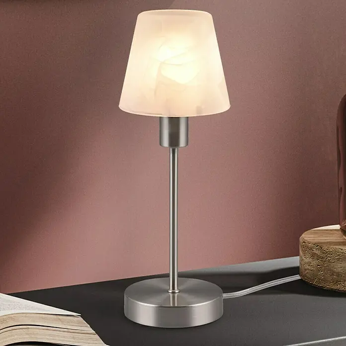 Trio Leuchten Tischleuchte Luis II - 40 W, Nickel-matt, E14 - Elegante Tischleuchte mit einem Lampenschirm aus weißem Glas und einem schlanken, silberfarbenen Metallfuß.