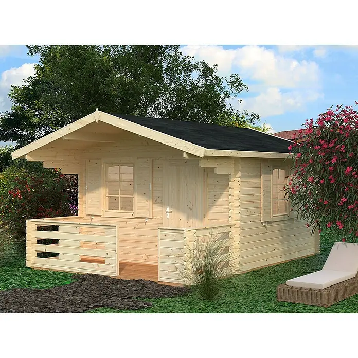 Palmako Gartenhaus Emma - Außenmaß inkl. Dachüberstand (B x T): 490 x 490 cm, Holz, Natur - Ein charmantes Holzgartenhaus mit schwarzem Dach, umgeben von üppigem Grün und einem Liegestuhl, lädt zum Entspannen im Freien ein.