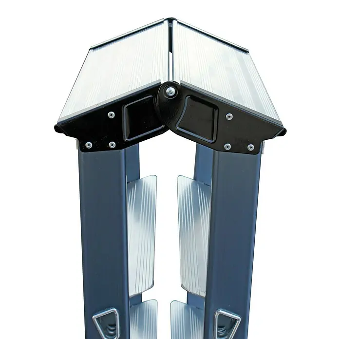 Krause Monto Doppelleiter SePro D - Anzahl Tritte: 6 Stk., Arbeitshöhe: 2,2 m, Aluminium - Nahaufnahme einer zusammengeklappten Aluminiumleiter mit schwarzem Gelenkstück und silbernen Sprossen.