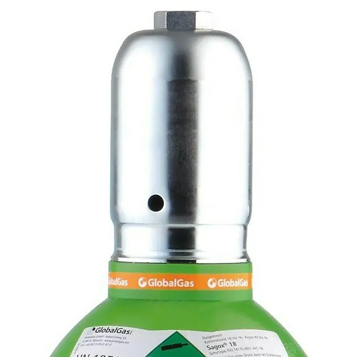 Westfalen Glockenkappe - Geeignet für: Alle Gasflaschen mit Halskrause - Nahaufnahme einer GlobalGas-Flasche mit einem glänzenden, silbernen Verschluss, der ein Loch aufweist. Die Flasche ist grün mit orangefarbenen Akzenten.