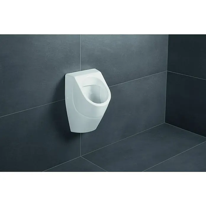 Villeroy & Boch O.novo Urinal - Unbeschichtet, Zulauf: Hinten, Absaugspülung, Weiß - Eine Nahaufnahme eines weißen Urinals, das an einer dunkelgrauen, gefliesten Wand befestigt ist. Es hat eine moderne, schlanke Form.