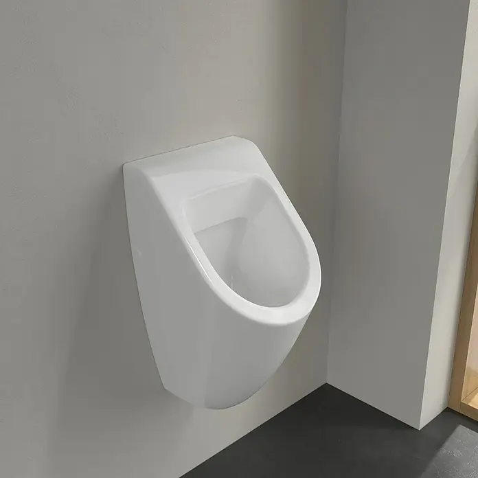 Villeroy & Boch Subway Urinal - Geeignet für: Montage ohne Deckel, Unbeschichtet, Zulauf: Hinten, Absaugspülung, Weiß - Ein wandhängendes, weißes Urinal mit glänzender Oberfläche, das in einem modernen Badezimmer installiert ist.