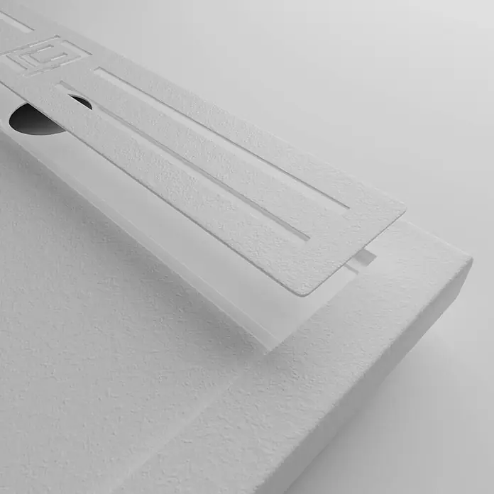 GME Rejilla de desagüe para plato de ducha Style Plus - Acero inoxidable, Blanco, Específico para: Platos de ducha de An: 70 cm - Primer plano de una tapa blanca texturizada con ranuras y un orificio, sobre una superficie con un inserto translúcido.