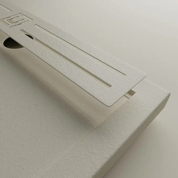 GME Rejilla de desagüe para plato de ducha Style Plus - Acero inoxidable, Beige, Específico para: Platos de ducha de An: 90 cm - Primer plano de un desagüe de ducha lineal blanco texturizado, con un patrón de ranuras y un diseño elegante.