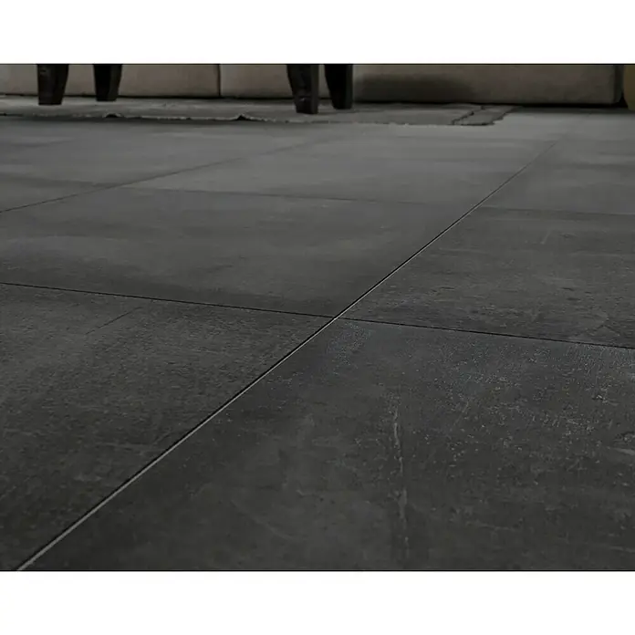 Feinsteinzeugfliese Manhattan Dark - 60 x 60 cm, Anthrazit, Matt - Nahaufnahme von schwarzen Bodenfliesen mit feinen Fugenlinien, die ein modernes und minimalistisches Design zeigen.