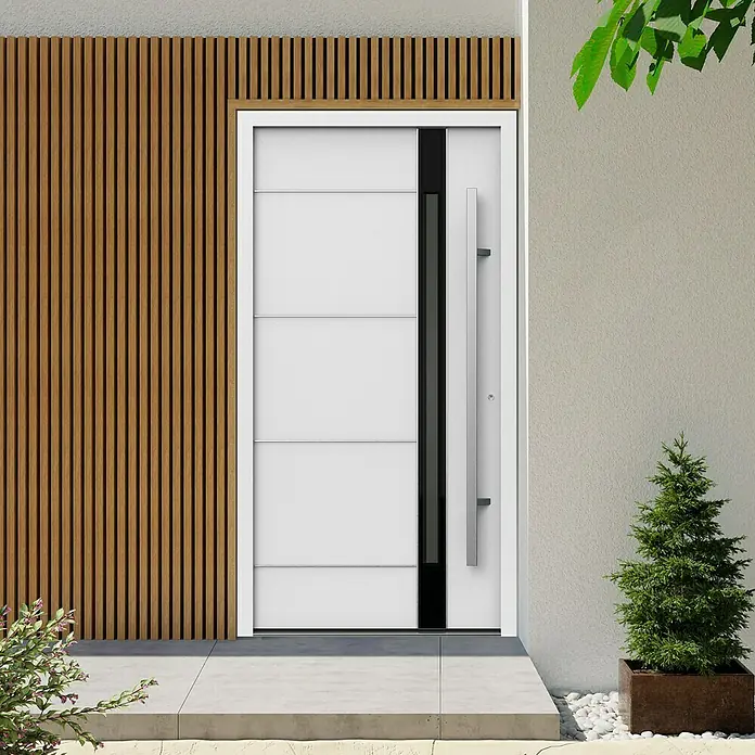 Gerda Haustür Thermo Prime 75 Rodan - 110 cm x 210 mm, DIN Anschlag: Rechts, Weiß, Details in Edelstahl - Moderne weiße Haustür mit vertikalen Designelementen und einem langen, schlanken Griff, eingebettet in eine stilvolle Fassade.