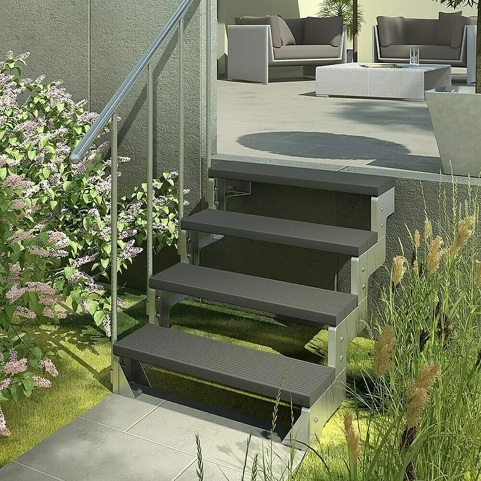 Sogem Escalera exterior Gardentop - Ancho: 80 cm, Número de escalones: 4 ud., Recto, Marrón - Primer plano de una escalera exterior con cuatro escalones, rodeada de vegetación y una barandilla plateada.