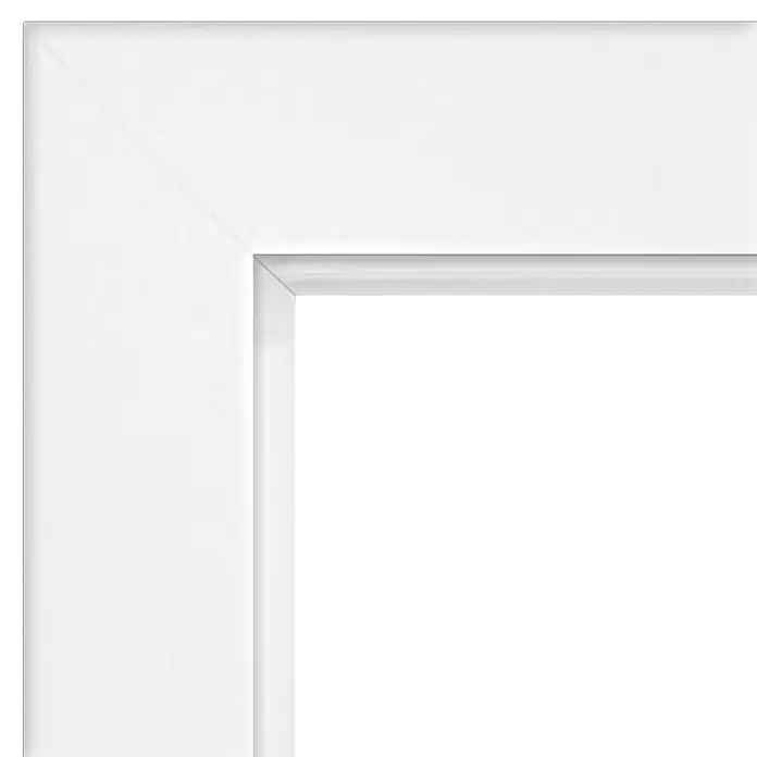 Kilsgaard Türzarge Typ 4 Basic - 860 x 1.985 mm, Wandstärke: 125 mm, DIN Anschlag: Rechts, Weiß lackiert, ähnlich RAL 9010 - Nahaufnahme eines weißen Fensterrahmens, der die klare Linienführung und die hochwertige Verarbeitung betont. Das Design ist modern und minimalistisch.